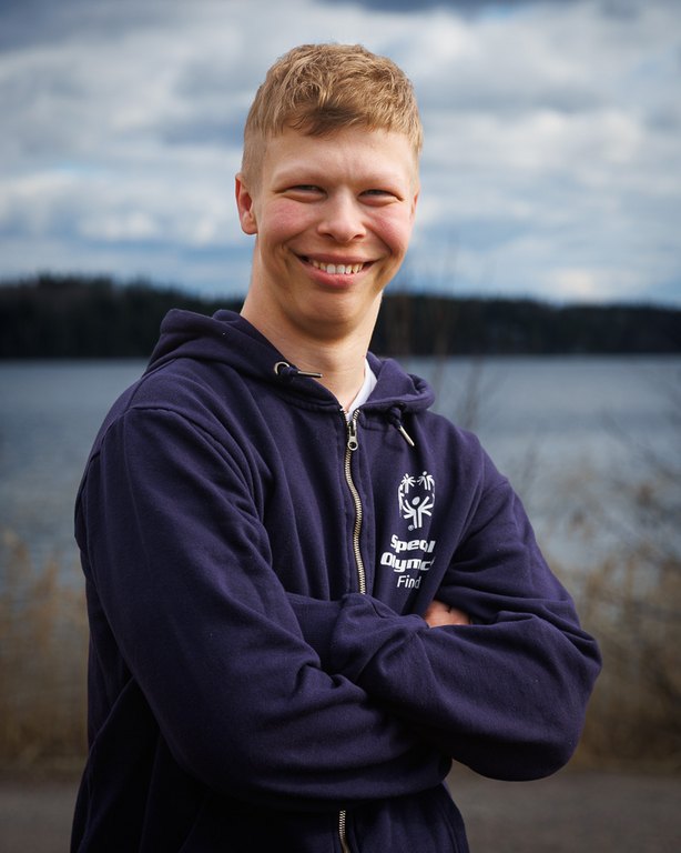 Niilonuutti Nykänen hymyilemässä kameralle sininen SO-huppari päällään.